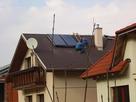 Solárne kolektory na streche rodinného domu