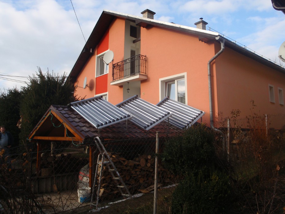 Solárne kolektory na strechce prístreška